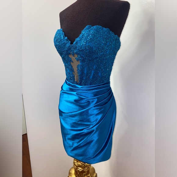 Strapless lace embellished corset fitted gown with keyhole - Picture 3 of 9